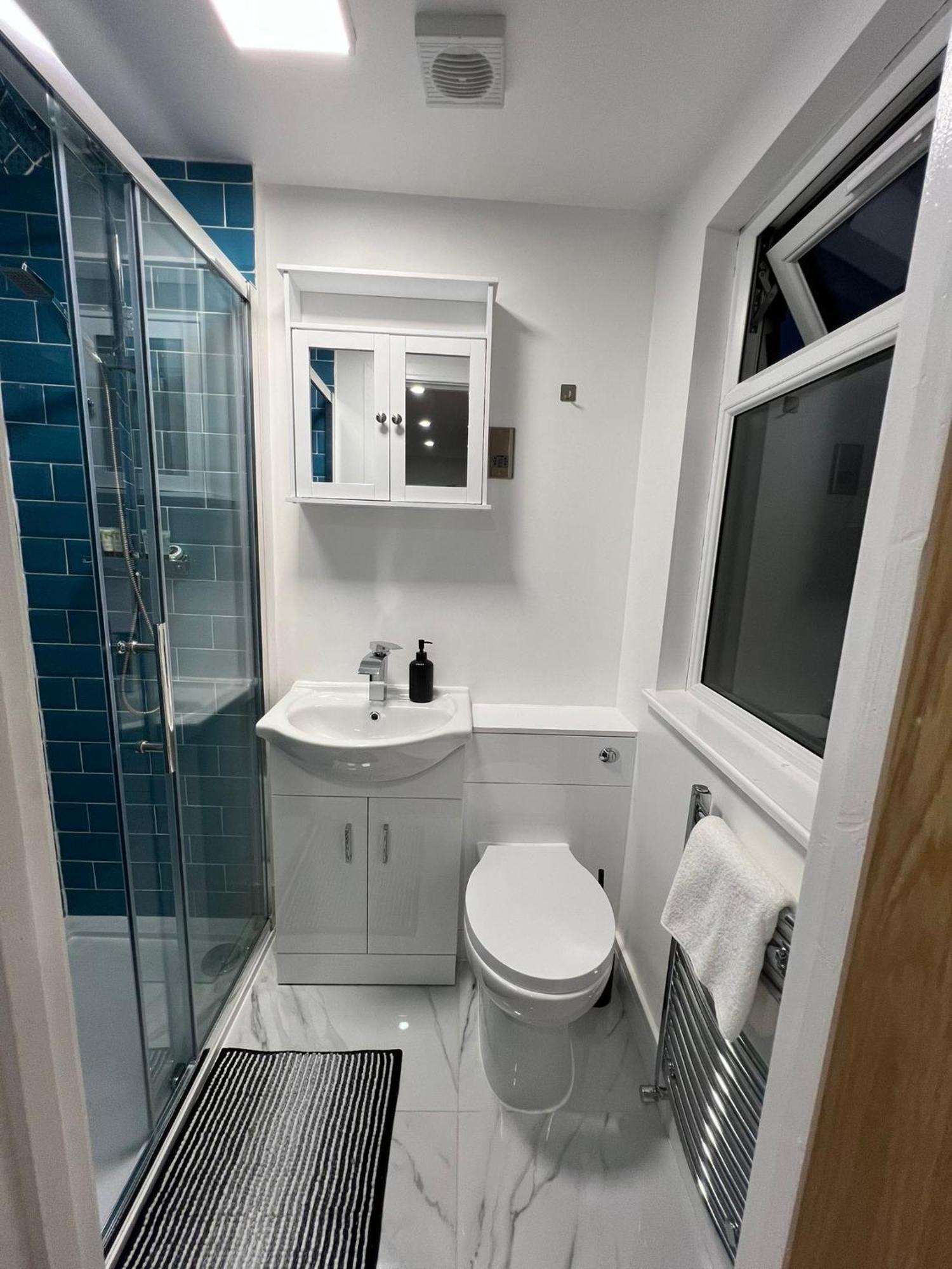 Modern Suite 1 Feltham Exterior foto